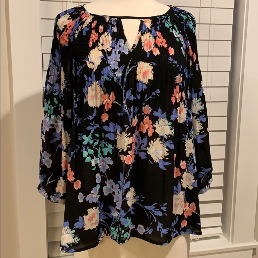 ELLE sz Large black floral blouse